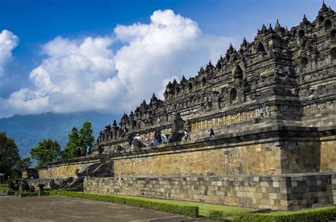 Borobudur Tempelkomplexet: En gigantisk buddhist stuktur i den centrala delen av Java som speglar en unik blandning av indonesisk och indisk arkitektur och konst.