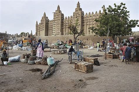 Djenné-Djenno's Emergence as a Major Trading Hub: A Gateway to the Sahara and Cradle of Ancient Metalworking Techniques